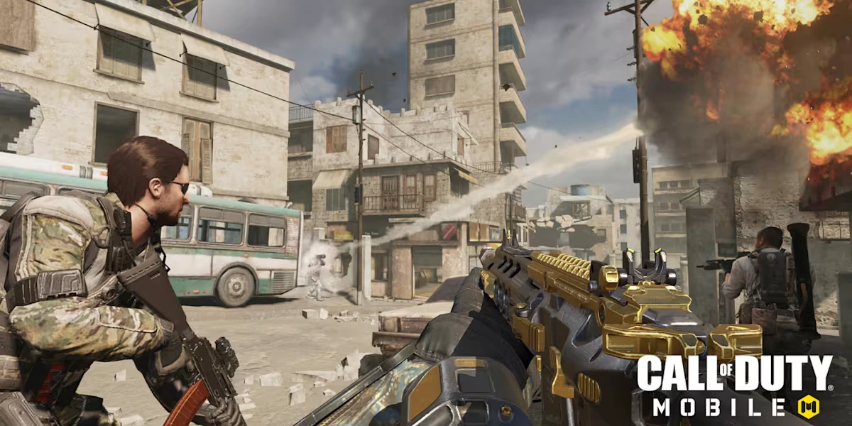 Deux combattants dans Call of Duty Mobile attendent dans une zone de guerre. Bâtiments en ruine et voiture détruite.